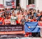 Liana Cirne junto a servidores p&uacute;blicos. 