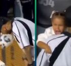 Mavie leva bolada na cabe&ccedil;a, sai do gramado da Vila Belmiro chorando e rea&ccedil;&atilde;o de Neymar viraliza