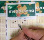 Pessoa marcando cartela da Mega-Sena.