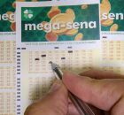 Pessoa marcando tal&otilde;es da Mega-Sena.