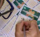 Pessoa marcando n&uacute;meros da Mega-Sena.