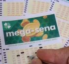 Pessoa marcando tal&atilde;o da Mega-Sena.