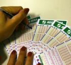 Mulher marcando tal&otilde;es da Mega-Sena.