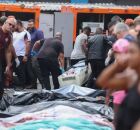 Mortos empilhados ap&oacute;s megaopera&ccedil;&atilde;o.