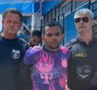 Suspeitos saindo do DHPP em dire&ccedil;&atilde;o &agrave; audi&ecirc;ncia de cust&oacute;dia.