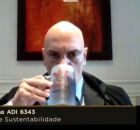 Ministro Alexandre de Moraes com caneca do Corinthians.