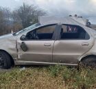 Carro que capotou na BR-104, em Pernambuco.
