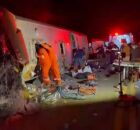 Equipes de resgate em &ocirc;nibus envolvido em acidente grave.