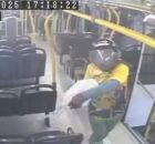 Momento em que homens colocam fogo no &ocirc;nibus.