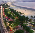 Descubra a maior orla urbanizada do Brasil em Santos: 7 km de jardins e lazer. 