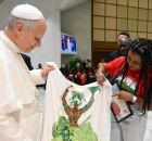 Papa Le&atilde;o XIV recebe imagem de orix&aacute; em encontro com o MST no Vaticano