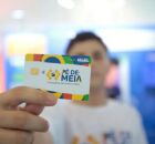 Menino seguran&ccedil;a cart&atilde;o do P&eacute;-de-Meia.