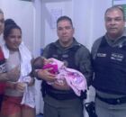 Policiais militares que salvaram rec&eacute;m-nascida.