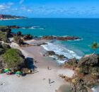 Tambaba com fal&eacute;sias e mar calmo compondo o cen&aacute;rio preservado da regi&atilde;o.