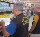 Agentes fiscalizadores do Procon-PE averiguando cestas b&aacute;sicas.