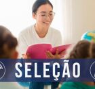 Professora lendo para alunos. 