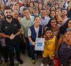 Raquel Lyra entrega chaves de residencial beneficiado. 