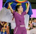 Raquel Lyra segurando bandeira de Pernambuco.