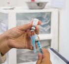 Vacina contra o v&iacute;rus sincicial pronta para uso em campanhas de preven&ccedil;&atilde;o.