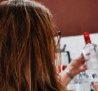 Mulher averiguando bebida alco&oacute;lica.