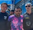 Suspeitos saindo do DHPP e seguindo para audi&ecirc;ncia.