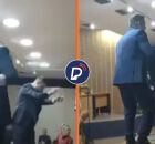 Vereadores dan&ccedil;ando em cima de mesa.