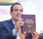 Prefeito de Salvador BA, Bruno Reis, segurando b&iacute;blia em evento evang&eacute;lico