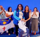 Governadora Raquel Lyra ao lado de estudantes do programa Ganhe o Mundo.