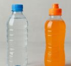 &Aacute;gua e bebida com eletr&oacute;litos. 