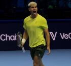 Carlos Alcaraz consegue remontada contra Taylor Fritz e est&aacute; a uma vit&oacute;ria da decis&atilde;o do ATP Finals