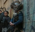 Nabiyah Be e Michael B. Jordan em cena de Pantera Negra. 