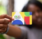 Mulher segurando o cart&atilde;o do Bolsa Fam&iacute;lia.