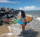 A tend&ecirc;ncia das mantas de praia imperme&aacute;veis promete transformar o conforto e a praticidade nas areias neste ver&atilde;o. 