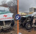 Estado da ambul&acirc;ncia ap&oacute;s colis&atilde;o frontal em Pernambuco.