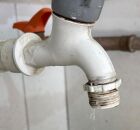 Torneira de tanque vazando &aacute;gua.