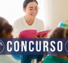 Professora lendo livro para alunos. 