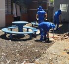 Detentos trabalham para reconstruir cidade destru&iacute;da por tornado.