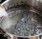 Truque com sal grosso remove res&iacute;duos carbonizados rapidinho. 