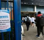 Porta de uma unidade de ensino em dia de ENEM.