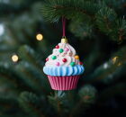 Aprenda a fazer enfeites de Natal lindos usando forminhas de cupcake e fita de forma f&aacute;cil. 