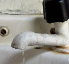 Torneira de pia vazando &aacute;gua.