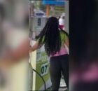 Frentista utiliza cal&ccedil;a legging em posto de combust&iacute;vel.