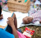 Garoto na fila da ado&ccedil;&atilde;o.