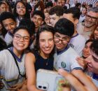 Governadora Raquel Lyra ao lado de estudantes da rede estadual.