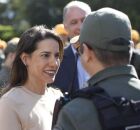 Governadora Raquel Lyra ao lado de policial militar.