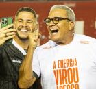 H&eacute;lio dos Anjos e Guilherme dos Anjos comemorando o acesso do N&aacute;utico nos Aflitos.