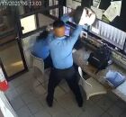 Momento em que homem agride colega com capacete.