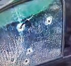 Carro alvejado durante ataque em Jaboat&atilde;o.