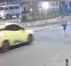 Momento em que idoso &eacute; atropelado ao atravessar a rua, em S&atilde;o Louren&ccedil;o.