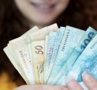 Trabalhadores devem receber as parcelas do 13&ordm; sal&aacute;rio antecipadas por causa do calend&aacute;rio deste ano.